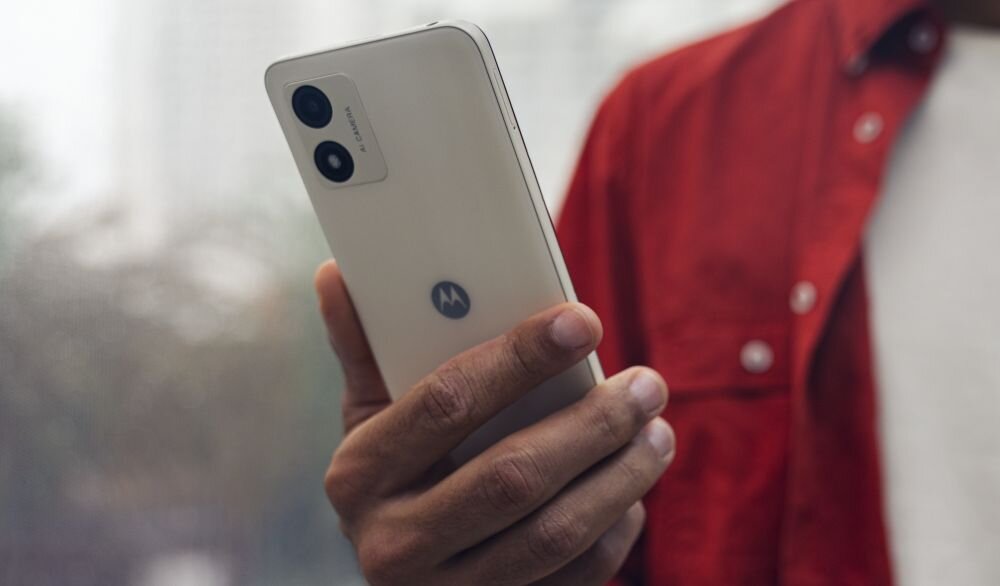 Smartfon MOTOROLA Moto E13   ekran bateria aparat procesor ram pamięć pojemność rozdzielczość zdjęcia filmy opis dane cechy blokady system łączność wifi bluetooth obudowa szkło odporność porty muzyka transfer sieć przekątna matryca waga czujniki oled amoled ips