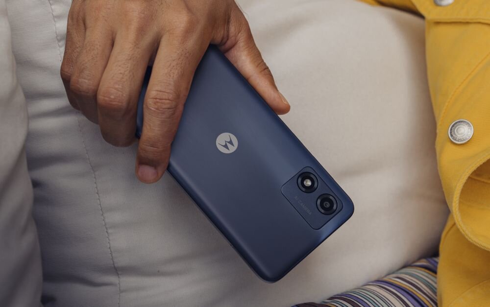 Smartfon MOTOROLA Moto E13   ekran bateria aparat procesor ram pamięć pojemność rozdzielczość zdjęcia filmy opis dane cechy blokady system łączność wifi bluetooth obudowa szkło odporność porty muzyka transfer sieć przekątna matryca waga czujniki oled amoled ips