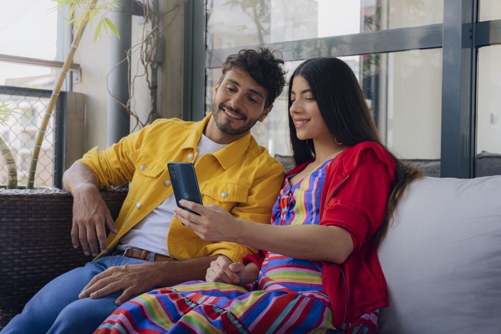 Smartfon MOTOROLA Moto E13   ekran bateria aparat procesor ram pamięć pojemność rozdzielczość zdjęcia filmy opis dane cechy blokady system łączność wifi bluetooth obudowa szkło odporność porty muzyka transfer sieć przekątna matryca waga czujniki oled amoled ips