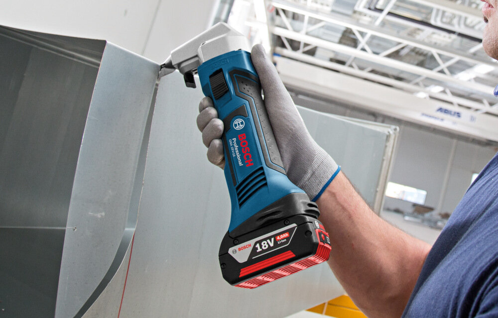 Rozdzierak BOSCH Professional GNA 18V-16 E 0601529600 do obrabiania cienkich arkuszy blach silnik bezszczotkowy ogranicza zuzycie energii poprawia sprawnosc urzadzenia pozbawiony szczotek