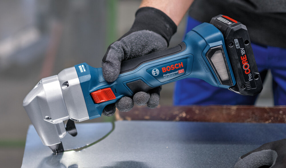 Rozdzierak BOSCH Professional GNA 18V-16 E 0601529600 ergonomiczna konstrukcja waska rekojesc o szerokosci 156 mm niewielka masa 1,7 kg
