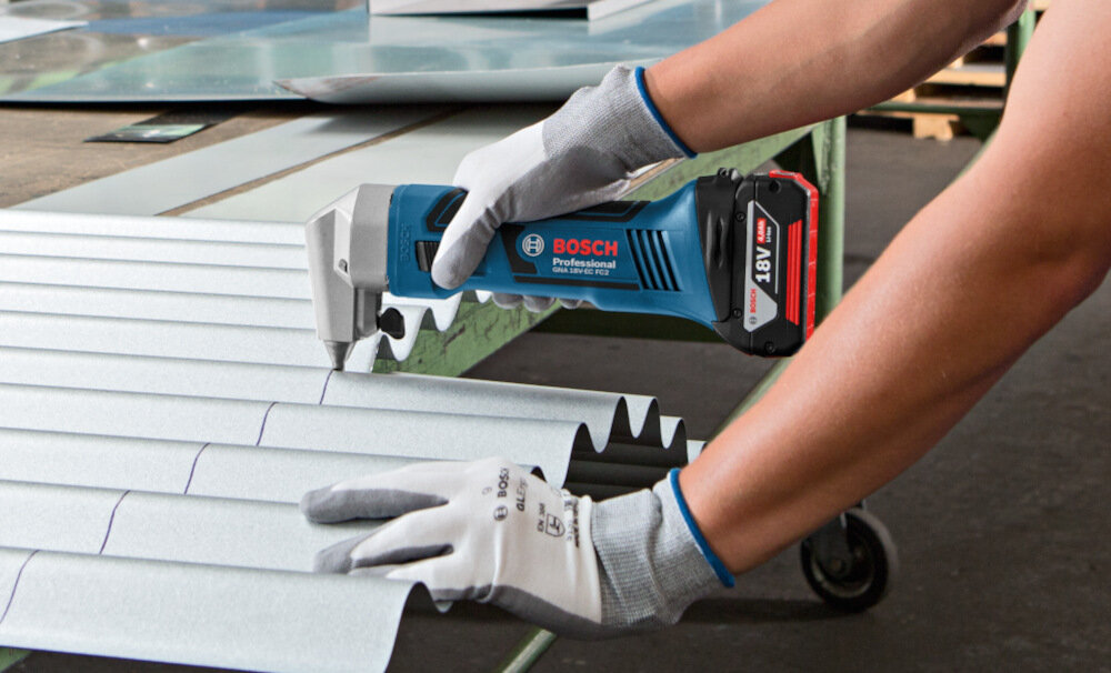 Rozdzierak BOSCH Professional GNA 18V-16 E 0601529600 emitowany halas 87 dB szerokosc naciecia 5 mm precyzyjne pracye obrobcze minimalny promien obrabianego luku to 40 mm
