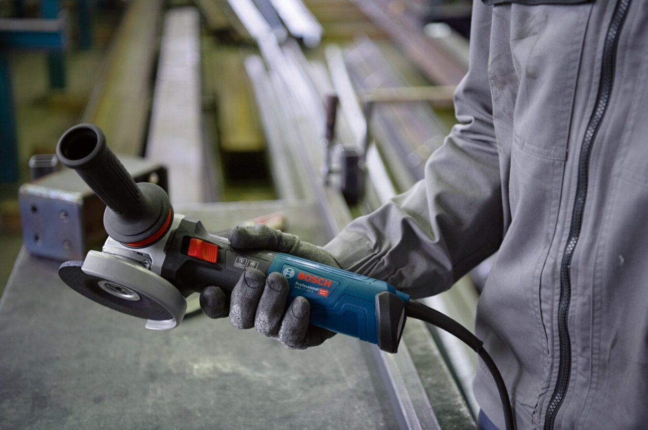 Szlifierka kątowa BOSCH GWS 1400 solidna odporna na przeciazenia ergonomiczna raczka powloka SoftGrip