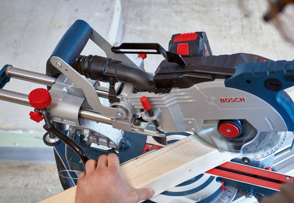 Pilarka ukosowa BOSCH Professional GCM 18V-216 DC 0601B47000 tarcza tnaca srednica 216 mm srednica otworu 30 mm