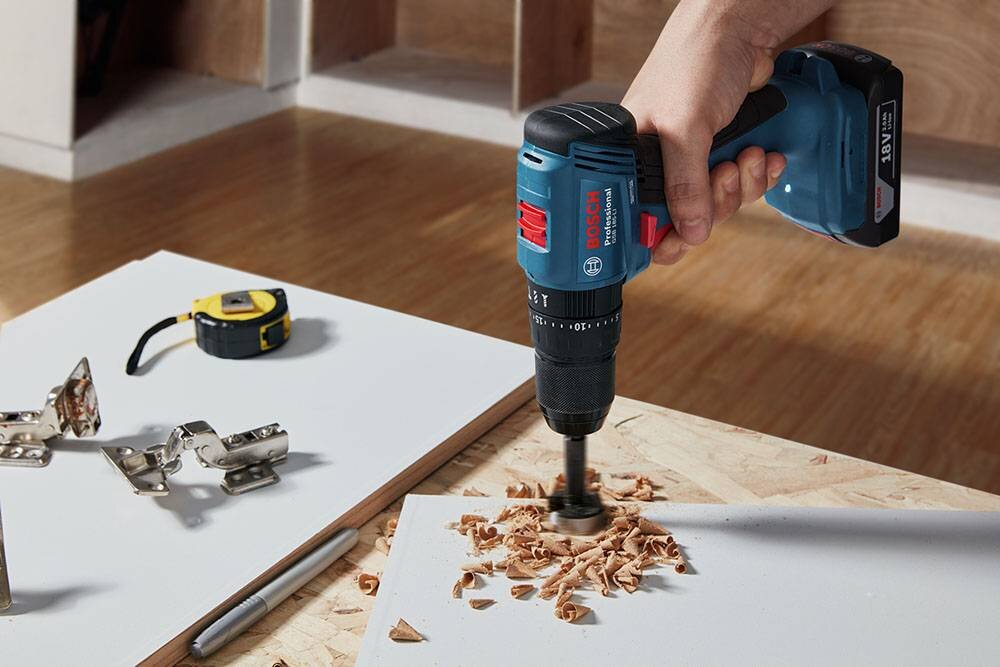 Wiertarko-wkrętarka BOSCH Professional GSB 185-LI 06019K3103 solidny uchwyt niewielka konstrukcja do użytkowania w profesjonalnych warsztatach w warunkach domowych ergonomiczna rękojeść antypoślizgowe tworzywo