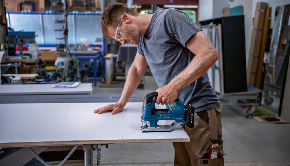 Wyrzynarka BOSCH Professional GST 18V-155 BC praca