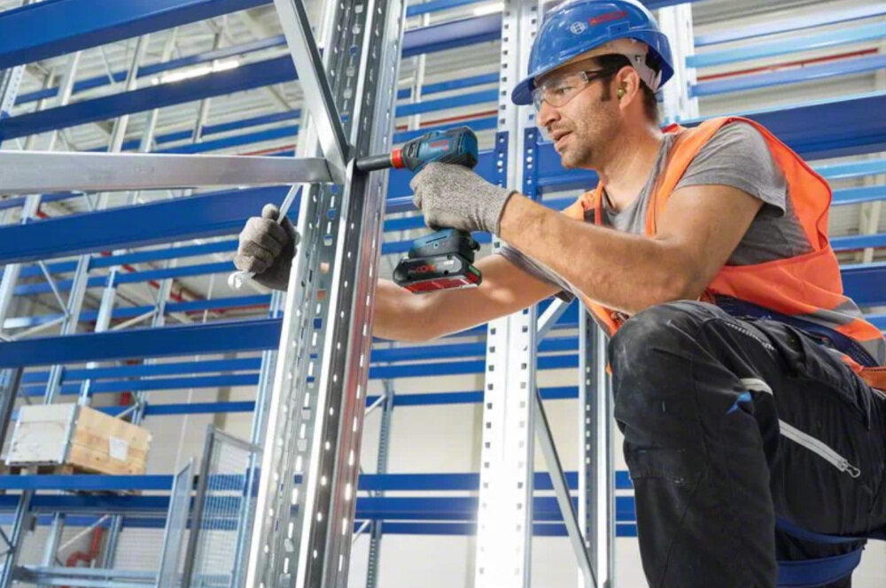 Klucz udarowy BOSCH GDX 18V-200 Professional niewielka ergonomiczna konstrukcja do małych ciasnych przestrzeni uchwyt z powłoką antypoślizgową do profesjonalnych warsztatów w warunkach domowych waga 1,2 kg