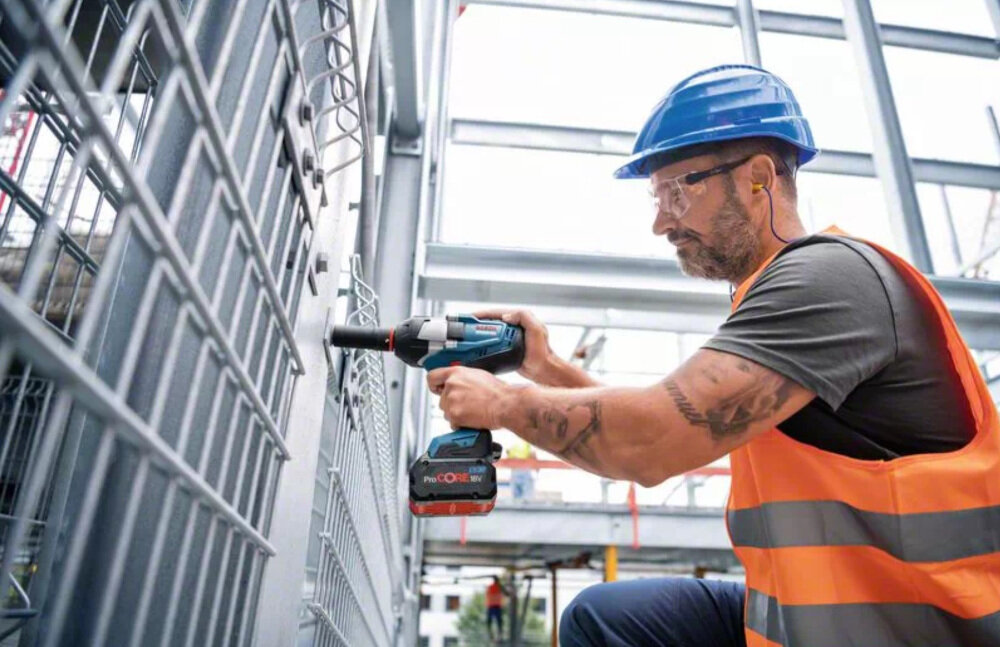 Klucz udarowy BOSCH GDS 18V-1000 Professional wytrzymala obudowa silnika material Dura Shield pelna sprawnosc i funkcjonalnosc po upadku z 2 metrow na beton