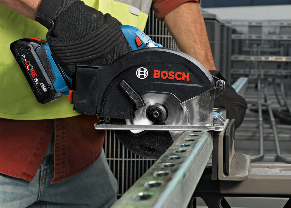 Pilarka tarczowa BOSCH GKM praca w zgodzie z rygorystycznymi zasadami ergonomii bezpieczna dla uzytkownikow i otoczenia wyprofilowana rekojesc antyposlizgowe tworzywo