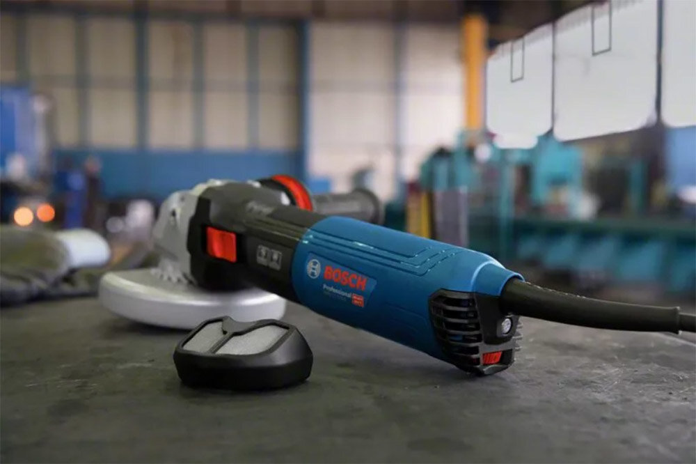 Szlifierka kątowa Professional BOSCH GWS 17-125 SB 06017D0700 ergonomiczna konstrukcja rekojesci niewielka waga 2,3 kg wygodny uchwyt maly obwod powloka typu SoftGrip
