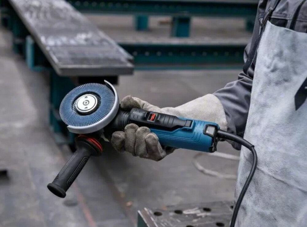 Szlifierka kątowa BOSCH Professional GWS 17-125 PS 06017D1300 ergonomiczna konstrukcja rekojesci niewielka waga 2,2 kg wygodny uchwyt maly obwod powloka typu SoftGrip