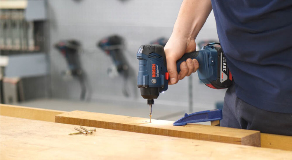 Zakrętarka BOSCH Professional GDR 180-LI 1600A021BH uchwyt solidny ergonomiczny z powłoką antypoślizgową