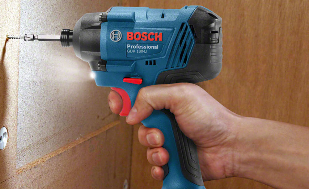 Zakrętarka BOSCH Professional GDR 180-LI 1600A021BH niewielka ergonomiczna konstrukcja do użytkowania w małych ciasnych przestrzeniach w profesjonalnych warsztatach w domowych warunkach waga 1,02 kg łatwe przenoszenie