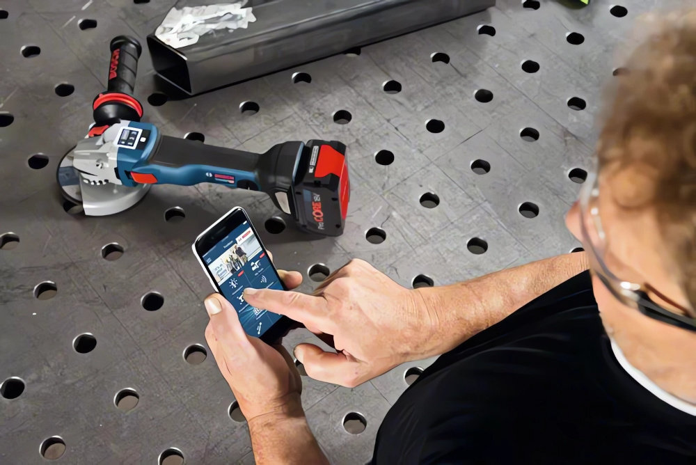 Szlifierka kątowa BOSCH Professional GWS 18V-10 SC 06019G340B modul Bluetooth Low Energy GCY zdalny monitoring aplikacja Toolbox android iOS