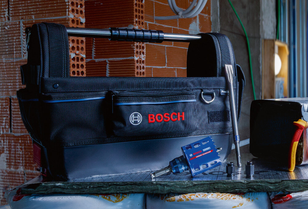 Torba narzędziowa BOSCH Professional GWT 20 pomieszczenie torba stoi na blacie w tle ceglana ściana przechowywanie narzędzi uniwersalne zastosowanie
