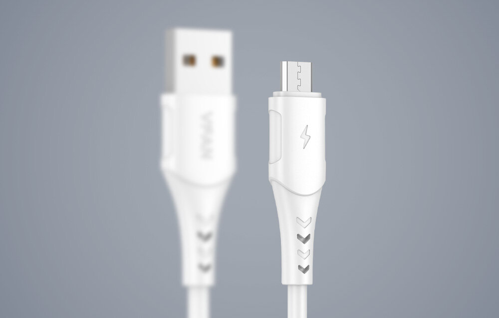 Biały kabel USB do Micro USB z widocznymi końcówkami: standardową USB i Micro USB. Na kablu znajduje się logo w kształcie błyskawicy oraz wzór z czarnymi strzałkami.