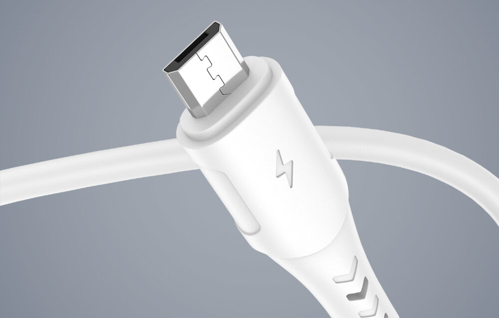 Biały kabel USB z wtyczką micro USB, na której widoczny jest symbol błyskawicy. Kabel ma gładką powierzchnię i jest lekko zakrzywiony.