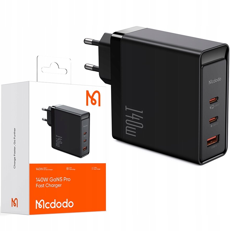 Na obrazie widoczna jest czarna ładowarka sieciowa z trzema portami USB-C oraz logo \'Mcdodo\'. Obok znajduje się opakowanie produktu z napisem \'140W GaN5 Pro Fast Charger\'.