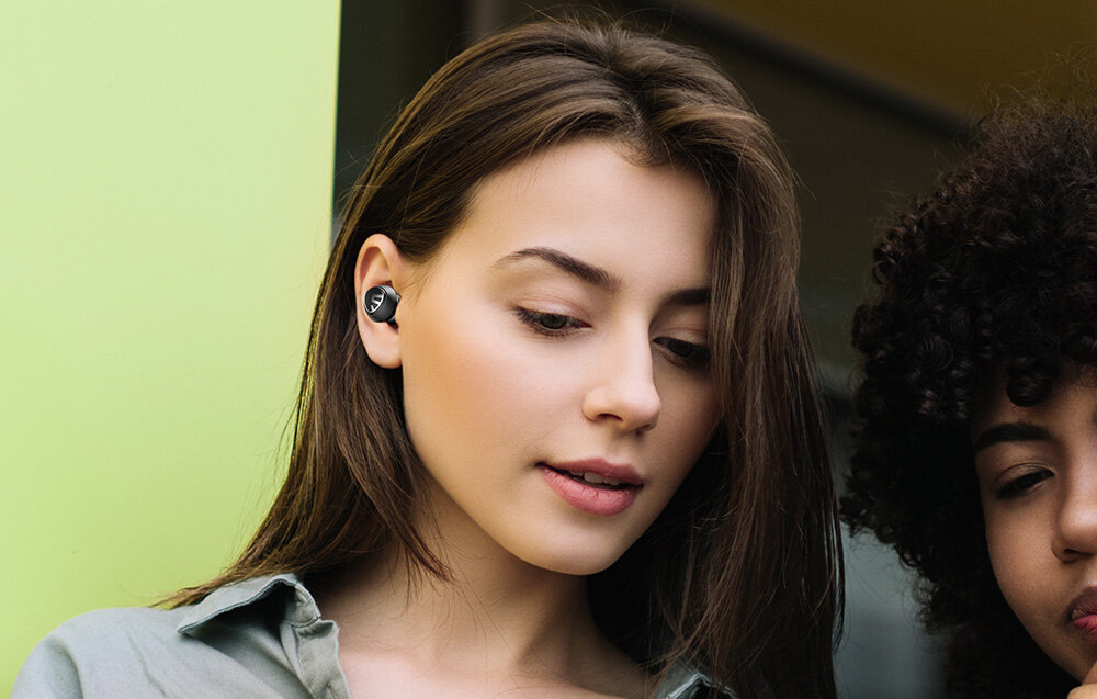 słuchawki dźwięk brzmienie bezprzewodowe etui ładowanie czas pracy bluetooth sterowanie obsługa jakość dźwięk