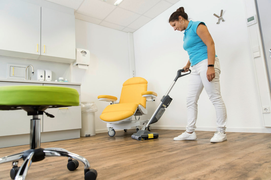 Szorowarka kompaktowa KARCHER Professional BR 30/1 C Bp Pack 18/25 1.783-055.0 szybsze suszenie podlog