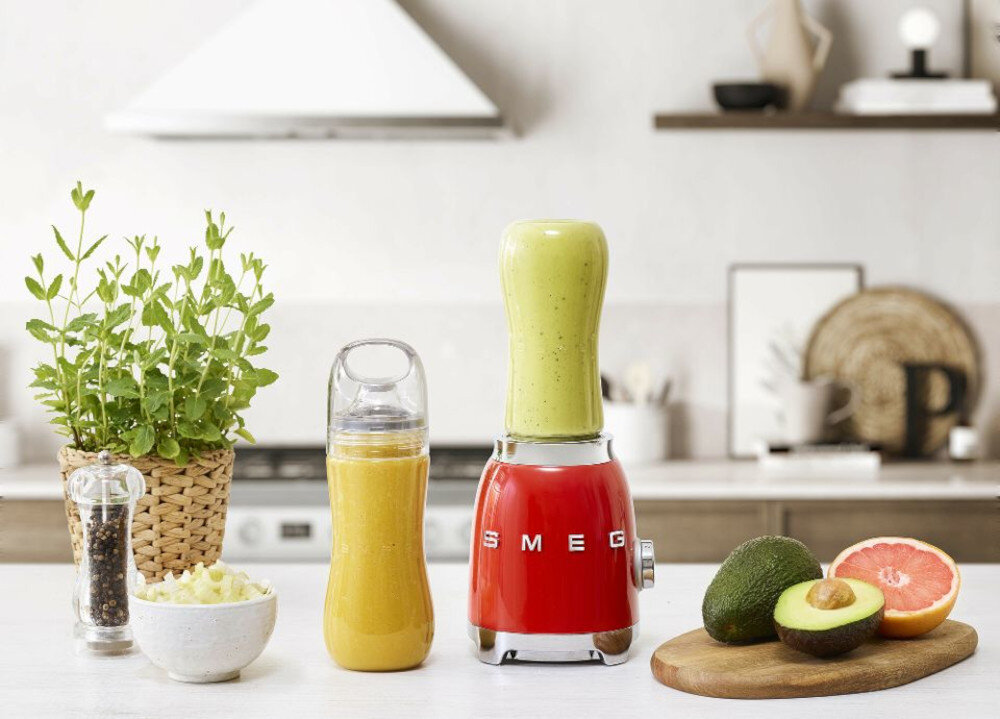 Blender personalny SMEG PBF01RDEU design tło prezentacja wizualizacja Zawsze gotowy na zdrowy dzień