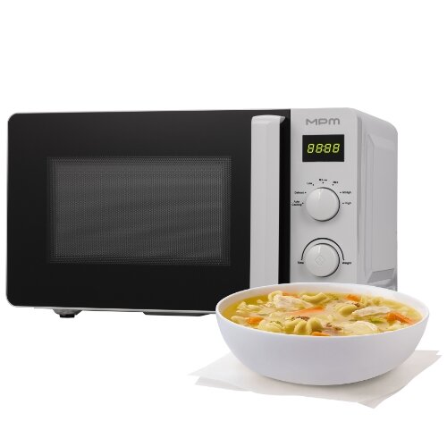 Kuchenka mikrofalowa MPM-20-KMG-03/W. Obok miska z zupą.