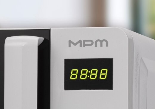 Zbliżenie na wyświetlacz kuchenki mikrofalowej MPM-20-KMG-03/W.