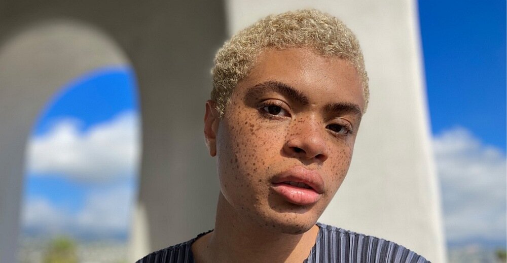 Smartfon APPLE iPhone SE 2022 ekran bateria procesor ram pamięć aparat blokada rozdzielczość pojemność  zdjęcia system ios dane parametry opis 