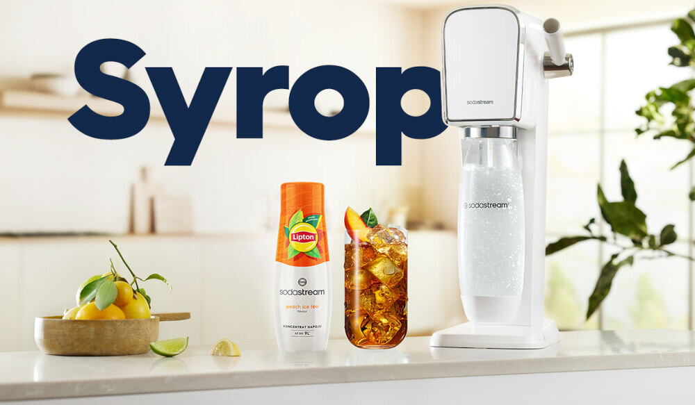 Syrop do saturatorów SODASTREAM Lipton Ice Tea Brzoskwinia 440 ml jasne tło biały saturator butelka z syropem szklanka z kostkami lodu i ciemnym napojem 