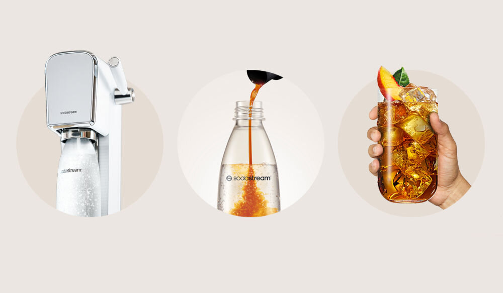 Syrop do saturatorów SODASTREAM Lipton Ice Tea Brzoskwinia 440 ml jasne tło biały saturator z butelką wlewanie syropu ciemny napój w szklance z kostkami lodu brzoskwinia mrożona herbata duża dawka orzeźwienia dodanie bąbelków nagazowanie wody dodanie syropu własna ice tea schłodzona z kostkami lodu eksperymentowanie dodanie cytryny mięty 