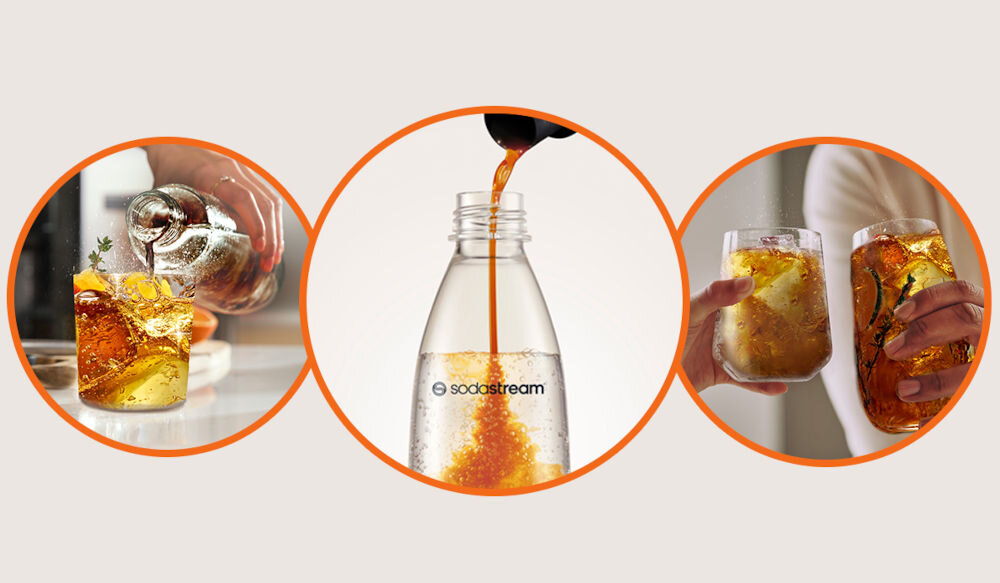 Syrop do saturatorów SODASTREAM Lipton Ice Tea Brzoskwinia 440 ml wlanie napoju do szklanki z dodatkami wlanie syropu do butelki osoby trzymają szklanki z ciemnym napojem do 9 litrów napoju kontrolowanie intensywności smaku poziom nagazowania i eksperymentowanie z dodatkami nagazowanie wody dodanie syropu 10 ml na 250 ml wody intensywniejszy smak gotowy napój nalanie do szklanki uzupełnienie lodem lub plasterkami cytryny dodawanie syropu do nagazowanej wody 
