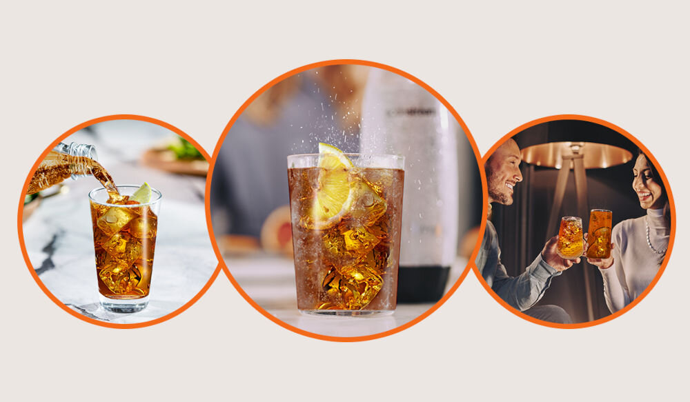 Syrop do saturatorów SODASTREAM Lipton Ice Tea Brzoskwinia 440 ml jasne tło nalewanie ciemnego napoju do szklanki z lodem ciemny napój z cytryną uśmiechnięte osoby pijące ciemny napój na leniwe popołudnia schłodzony napój kostki lodu plasterki brzoskwini relaks w ciepły dzień do posiłku dodanie cytryny i mięty lekki orzeźwiający napój na spotkanie z przyjaciółmi połączenie z wodą gazowaną dodanie odrobiny soku z Marakui kilka liści bazylii elegancki niebanalny napój tworzenie miksowanie ulubiony sposób 