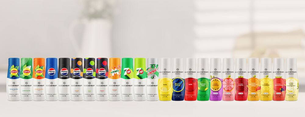 Syrop do saturatorów SODASTREAM Lipton Ice Tea Brzoskwinia 440 ml jasne tło kolorowe butelki syropów w rządku owocowe orzeźwienie Malina Marakuja Pomarańcza Mango bez dodatku cukru solo w kreatywnych połączeniach klasyczny smak Mirinda Pepsi Pepsi Cherry Lipton Ice Tea Lemon kultowe napoje klasyczne bąbelki uniwersalne smaki esencja orzeźwienia dla miłośników koktajli eksperymentowanie koktajle i moktajle  