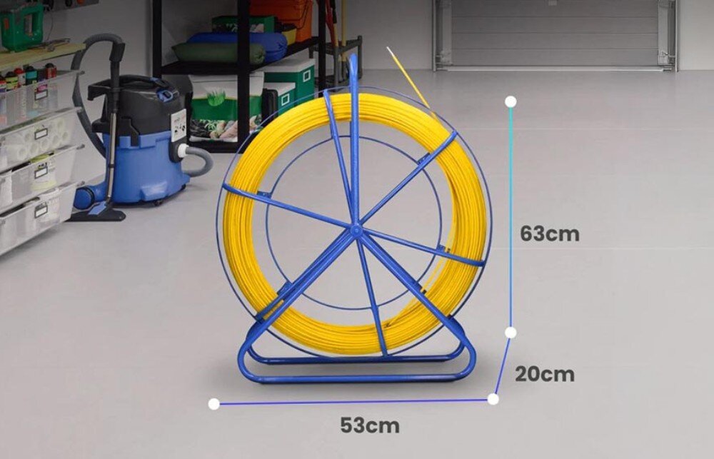 Pilot do przeciągania kabli EXTRALINK 30868 Niebieski stojak z żółtym przewodem ustawiony w pomieszczeniu gospodarczym, z naniesionymi wymiarami 63 cm wysokości, 53 cm szerokości i 20 cm głębokości