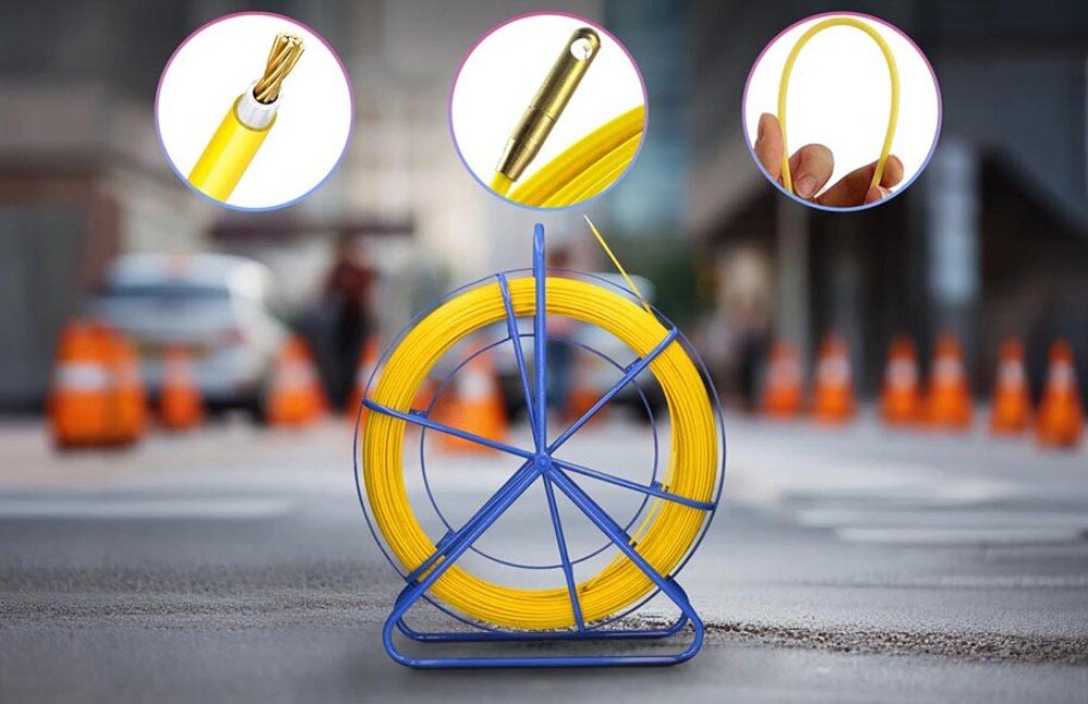 Pilot do przeciągania kabli EXTRALINK EX.30875 Niebieski stojak z żółtym przewodem ustawiony na ulicy z pachołkami drogowymi w tle, z trzema okrągłymi zbliżeniami pokazującymi szczegóły końcówki, przekroju i elastyczności przewodu