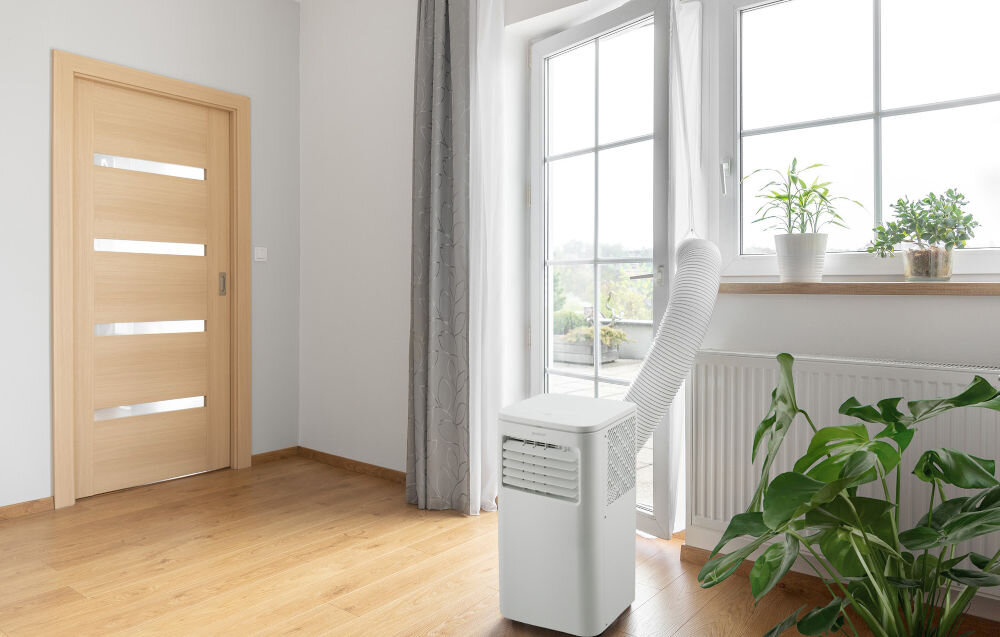 Klimatyzator SENCOR SAC MT7048C prosta instalacja samodzielna w zaciszu domu zestaw niezbędne akcesoria przegroda tkaninowa z suwakiem taśma z rzepem plastikowy zestaw do drzwi szeroki elastyczny wąż odprowadzanie ciepłego powietrza pełna kontrola nad instalacją elastyczność wygoda
