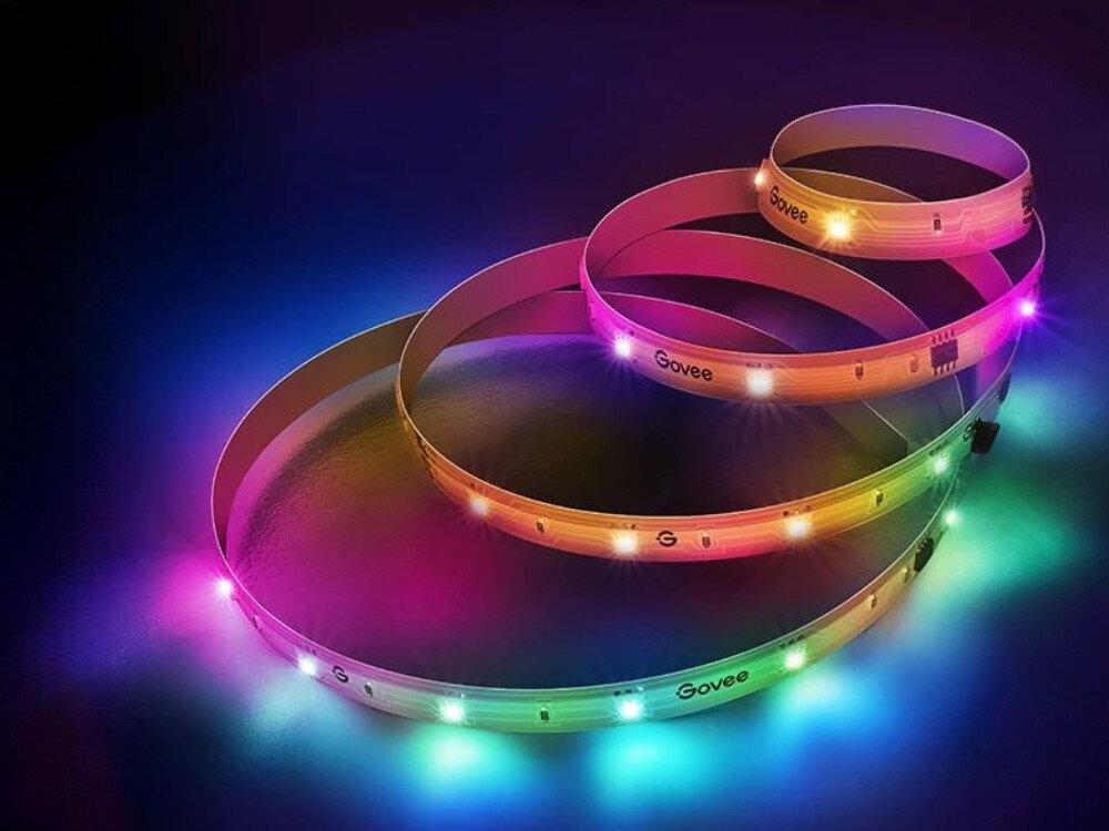 Taśma LED GOVEE H618A 5 m Wi-Fi/Bluetooth, RGBIC, kolory, diody, efekty, na czarnym tle rozpakowana taśma LED podłączona do zasilania