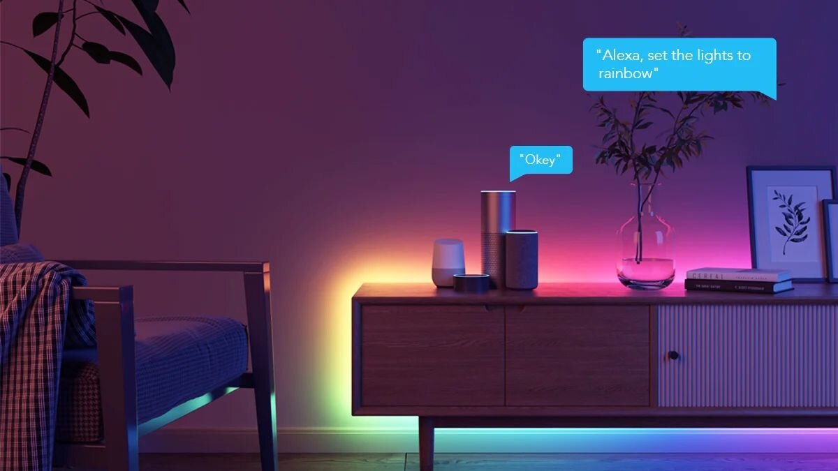 Taśma LED GOVEE H618A 5 m Wi-Fi/Bluetooth, sceny, timer, DIY, personalizacja, taśma led oświetla szafkę w pokoju gościnnym za komodą
