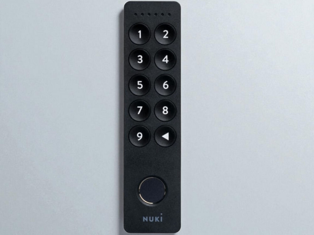 Klawiatura numeryczna NUKI Keypad 2, EOOS, studio, wygląd, wymiar, na szarym tle klawiatura frontem na wprost