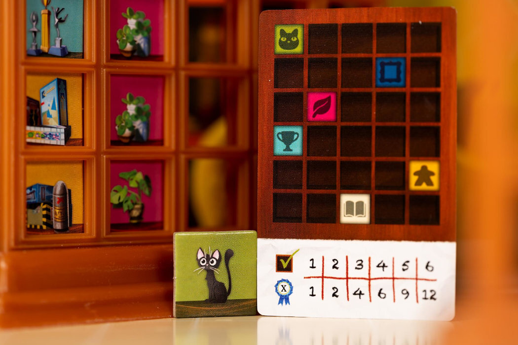 Gra planszowa LUCKY DUCK GAMES Półeczka zabawa rodzina przygoda żetony tury rzeczy koty