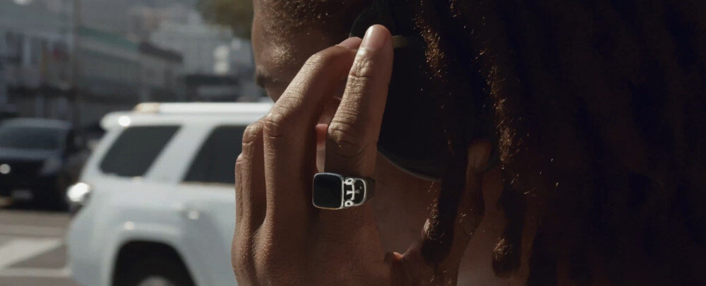 Słuchawki nauszne URBANISTA Los Angeles ANC, ANC, izolacja hałasu, komfort słuchania, osoba założonymi słuchawkami nausznymi trzymająca jedną ręką nausznik