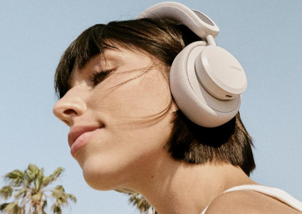 Słuchawki nauszne URBANISTA Los Angeles ANC, hybrydowe ANC, tryb Ambient Sound, komfort słuchania, osoba założonymi słuchawkami nausznymi w plenerze