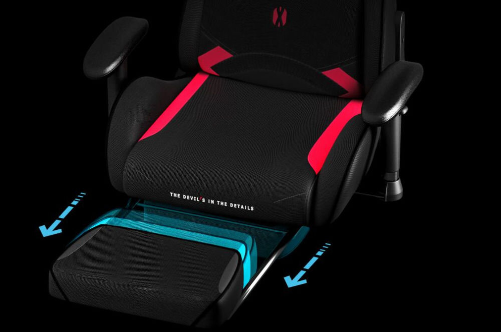 Podnóżek DIABLO CHAIRS St4rter Footrest prezentacja podnóżka połączonego z fotelem wizualizacja możliwości regulacji na czarnym tle
