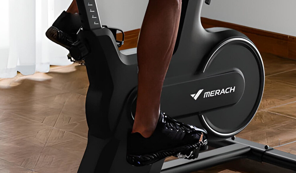 Rower spinningowy MERACH MR-667KXD-W0 pedały metalowe z opaskami stabilna podstawa bezpieczna wygodna jazda maksymalne obciążenie do 110 kg