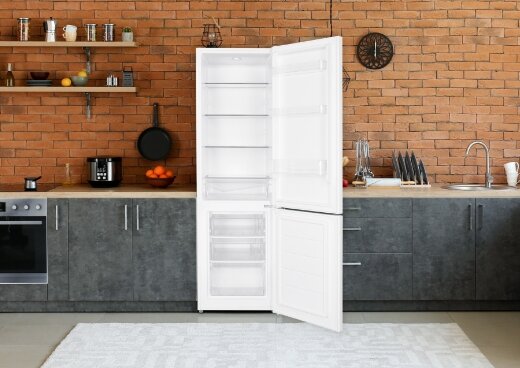 Lodówka MPM-286-KB-34/E z otwartymi drzwiami w zabudowie kuchennej.