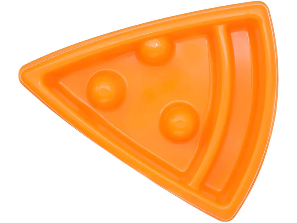 Miska spowalniająca dla psa ZIPPYPAWS Pizza ZP1415 Pomarańczowa miska w kształcie trójkąta przypominającego kawałek pizzy, z trzema wypukłymi okręgami i rowkami na powierzchni. Produkt wykonany jest z tworzywa sztucznego