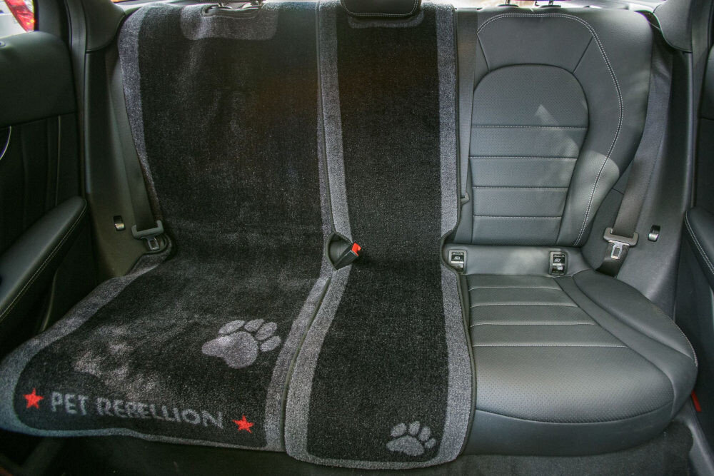 Mata PET REBELLION Slim 33 X 140 cm Czarno-szary Stabilność i bezpieczeństwo Antypoślizgowy spód Otwory na pasy bezpieczeństwa bezproblemowe użycie ochrona