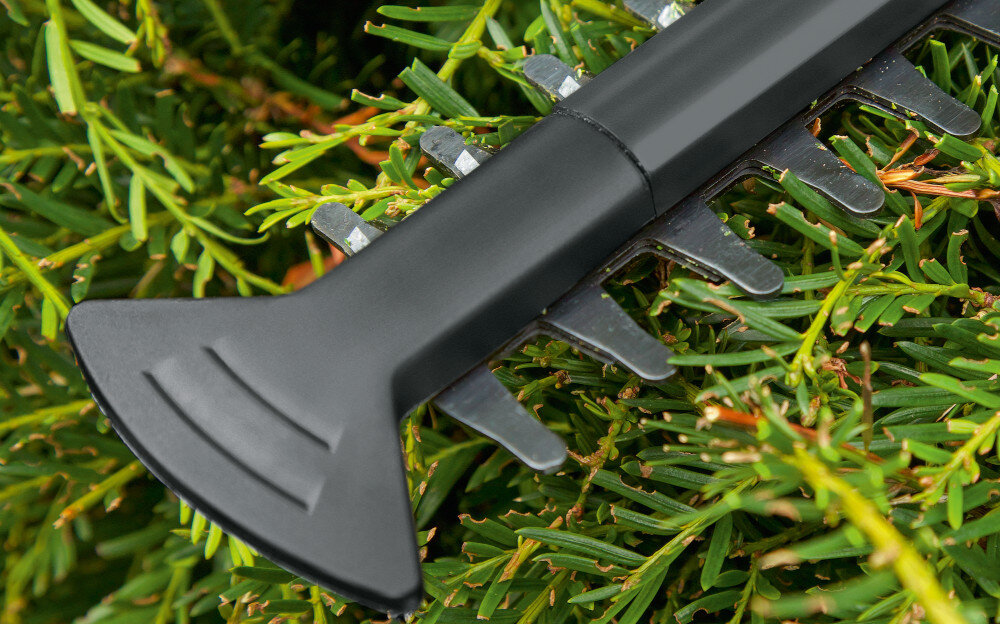 Nożyce do żywopłotu BOSCH Easy HedgeCut 18V-52-13 zbliżenie na osłonę w tle liście solidna osłona zabezpiecza listwę tnącą przed uszkodzeniami bezpieczne cięcie wzdłuż murów ogrodzeń ścieżek trwałość narzędzia