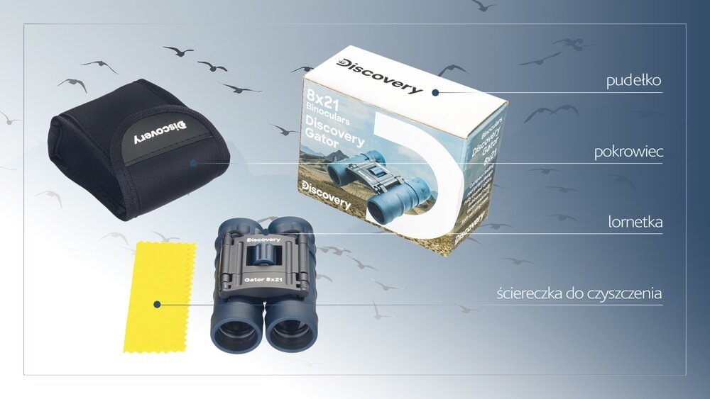 Na obrazie znajduje się lornetka, pokrowiec z napisem \'Discovery\', pudełko z napisem \'8x21 Binoculars Discovery Gator\', oraz żółta ściereczka do czyszczenia. Tło jest niebieskie z sylwetkami ptaków.
