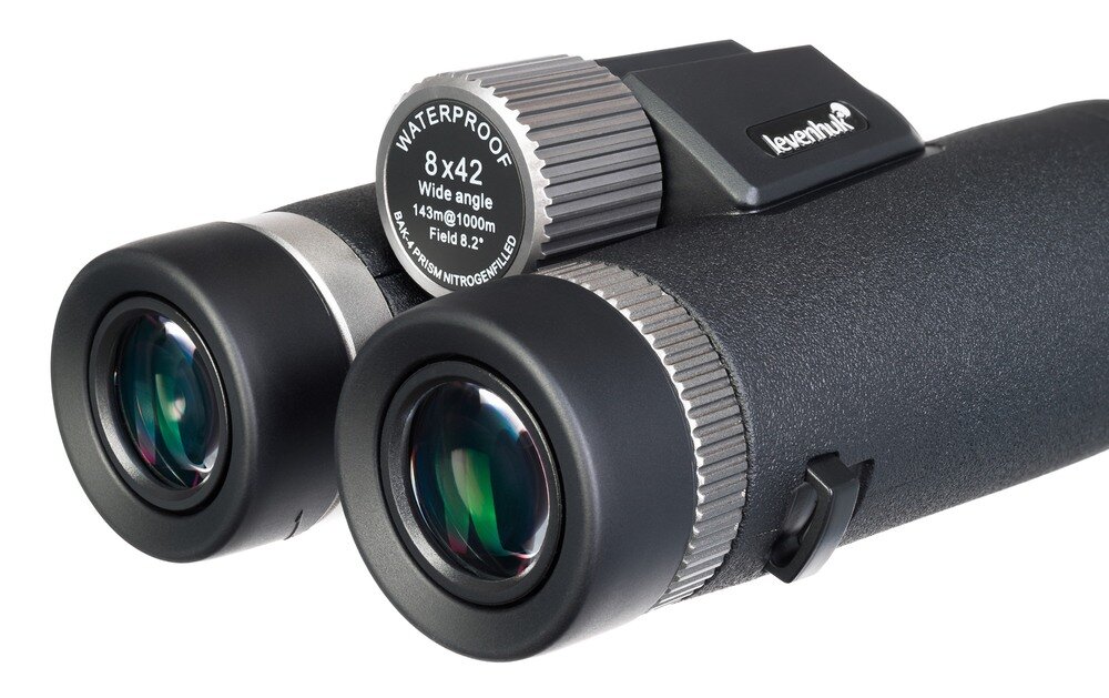 Na obrazie widoczna jest lornetka z napisem \'WATERPROOF 8x42 Wide angle 143m@1000m Field 8.2°\'. Obok znajduje się logo \'levenhuk\'.